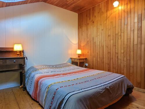 a bedroom with a bed and a desk with two lamps at Gîte isolé au cœur des Vosges, parfait pour randonnées - FR-1-583-430 in Miellin