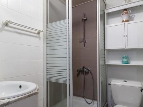 une salle de bain avec une douche, des toilettes et un lavabo dans l'établissement Maison familiale à Brotte-lès-Ray, lits faits à l'arrivée - FR-1-583-427, à Brotte-lès-Ray