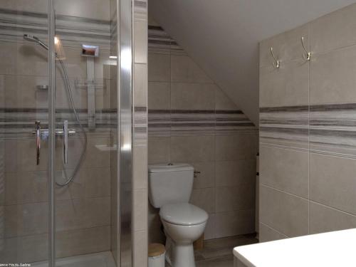 Ένα μπάνιο στο Charmant gîte rénové dans parc avec terrasse - FR-1-583-428