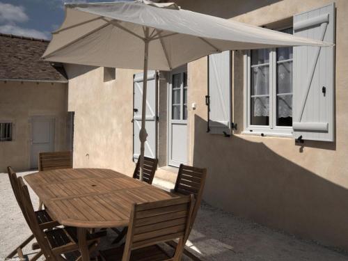 Μπαλκόνι ή βεράντα στο Charmant gîte rénové dans parc avec terrasse - FR-1-583-428