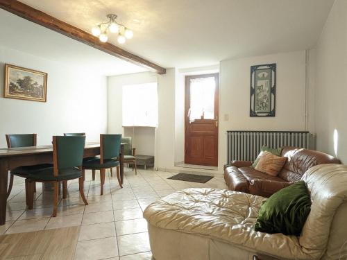 un salon avec un canapé et une table dans l'établissement Gîte de charme avec jardin à Vauvillers - FR-1-583-435, à Vauvillers