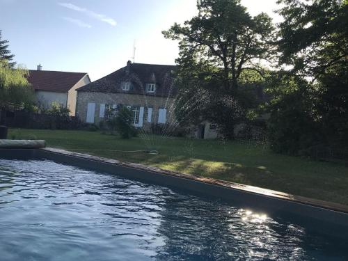 une maison avec une piscine devant une maison dans l'établissement Gîte Bien-Être avec Sauna et Salle de Fitness - FR-1-583-431, à Bonnevent-et-Velloreille-lès-Bonnevent