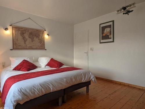Katil atau katil-katil dalam bilik di Gîte rénové avec spa et jardin près de Besançon - FR-1-583-432