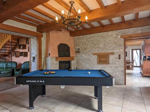 - un billard dans le salon doté d'un plafond dans l'établissement Gîte rénové avec spa et jardin près de Besançon - FR-1-583-432, à Aubertans