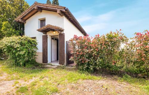 a small house on a hill with bushes at Awesome Home In Palaia in Palaia