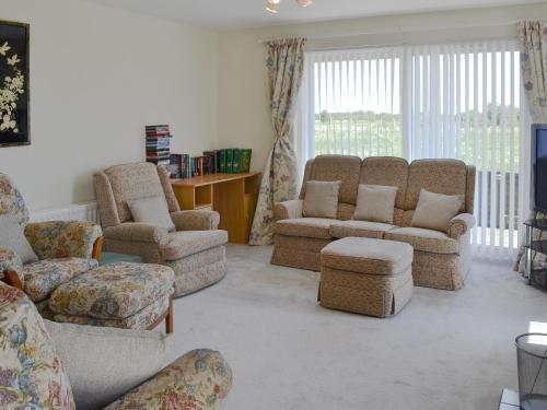 Posezení v ubytování Fairway Cottage- Uk11780