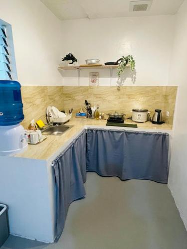 Kuchyň nebo kuchyňský kout v ubytování TravellersDen Bukidnon Unit 38