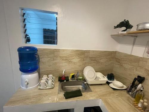 Příslušenství pro přípravu čaje a kávy v ubytování TravellersDen Bukidnon Unit 38