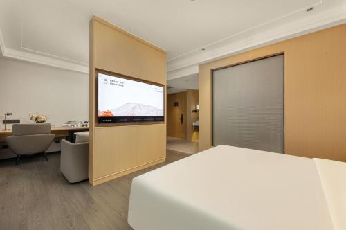 TV a/nebo společenská místnost v ubytování Atour Hotel Hangzhou Binjiang Binwen Road