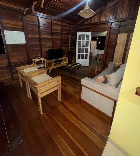 a living room with a couch and a table at Chalé Penedo in Penedo