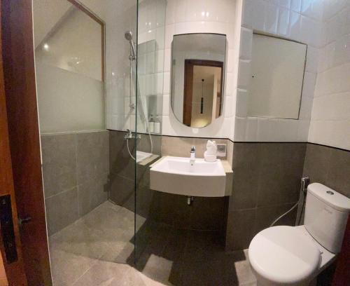 Bilik mandi di The Fields Hotel and Apartment