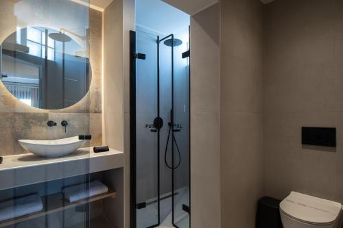 a bathroom with a sink and a shower at Suite di Lusso in Kalamitsi