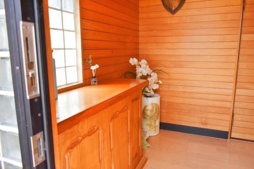 una camera con una parete in legno, un bancone e una finestra di Ocean View House Hannan 3rd a Hannan