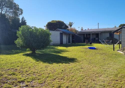 Jardín al aire libre en Located in tranquil street and only 200 metres from the beach