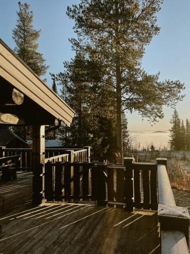 Balkoni atau teres di Log Cabin In Trysil With Jacuzzi And Ski Access