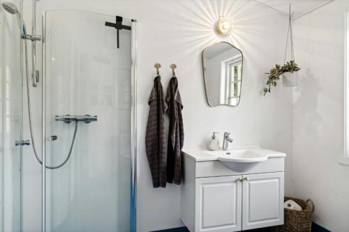 Et badeværelse på Cozy Summerhouse On Bornholm