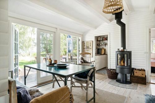 Un comedor con mesa y chimenea. en Rustic Vibe In 60S House By Roskilde Fjord, en Jægerspris