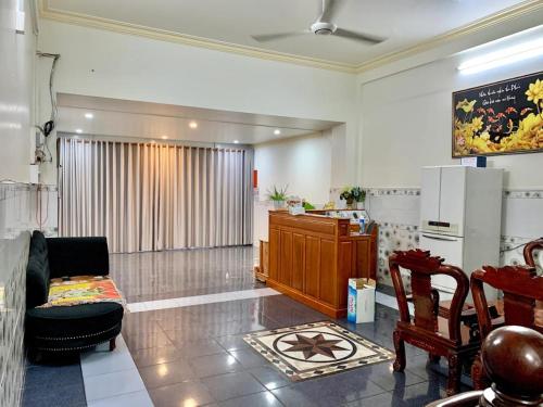 sala de estar con silla y nevera en Ngân Anh Motel, en Rạch Giá