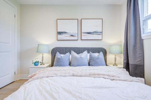 Una cama o camas en una habitación de nest in orchard-main unit 2B