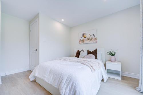 Una cama o camas en una habitación de nest in orchard-main unit 2B