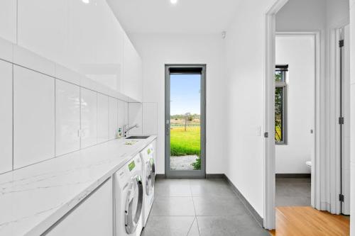 Gambar di galeri bagi Serene Coastal Retreat in Hastings w pool di Hastings