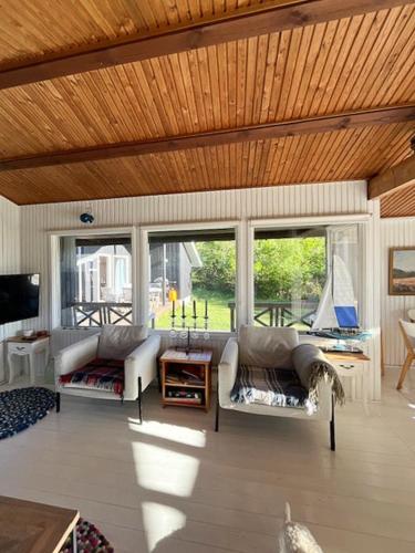 Χώρος καθιστικού στο Charming Coastal Retreat With Sea View