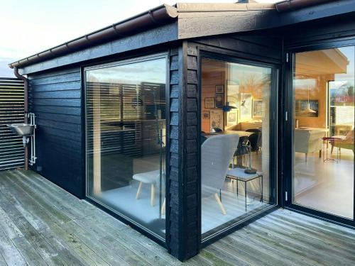 Holiday Home With View Of Helnæs Bayにあるパティオまたは屋外エリア