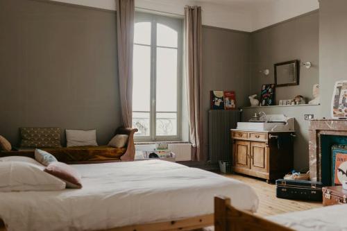 une chambre avec un grand lit et une fenêtre dans l'établissement Charming 1920S House In Picardy, 2H From Paris, à Sainte-Croix