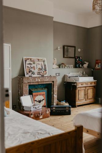 - un salon avec une cheminée et un lavabo dans l'établissement Charming 1920S House In Picardy, 2H From Paris, à Sainte-Croix