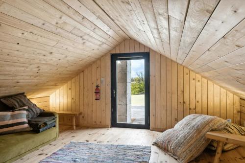 O zonă de relaxare la Enjoy The Sunset In Mosely With Private Beach