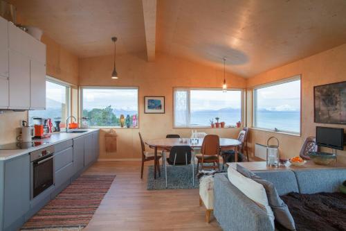 Kuchyň nebo kuchyňský kout v ubytování Cabin In The Middle Of Nature On Hamarøy