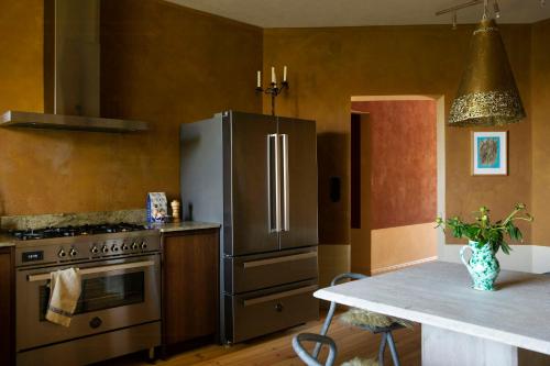 Η κουζίνα ή μικρή κουζίνα στο Stylish Farm With Designer Interior In Österlen