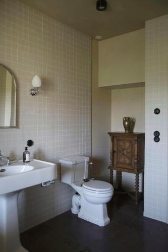 Ένα μπάνιο στο Stylish Farm With Designer Interior In Österlen