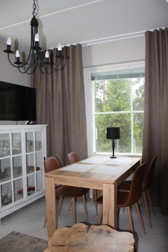 a dining room with a table and chairs and a window at Bliss holiday home - Cosy 1 bedroom apartment in Äkäslompolo