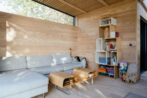 NibeにあるFeel The Nature Inside In Architect-Designed Gemのリビングルーム(ソファ、本棚付)