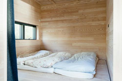Feel The Nature Inside In Architect-Designed Gemにあるベッド