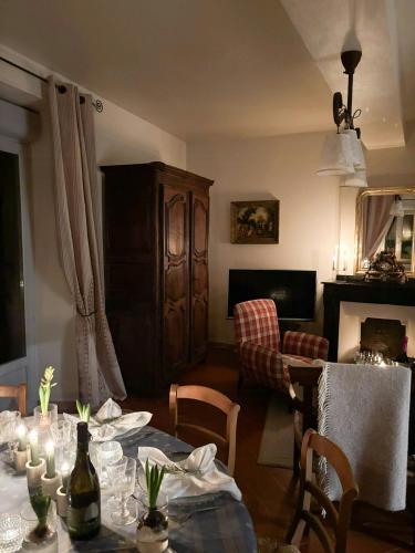 un salon avec une table, des chaises et un canapé dans l'établissement Historic Bastide In The Heart Of Cathar Country, à Cournanel
