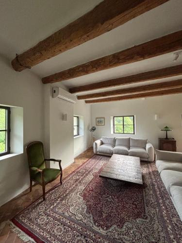 un salon avec un canapé et une chaise dans l'établissement Domaine Daulone plein sud, à Vaison-la-Romaine