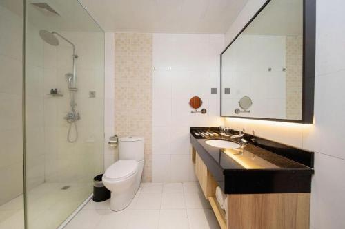 a bathroom with a toilet and a sink and a shower at danfeng kelly hotel in Shenzhen