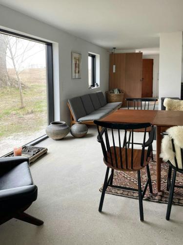 SælvigにあるSimplicity In Retro Home On Samsøのテーブルとソファのあるリビングルーム