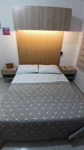 a large bed in a room with two tables at Apartamento Aeropuerto Rionegro in Rionegro