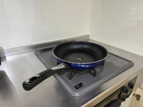 a frying pan sitting on top of a stove at ZenAbode茨城 in Ryūgasaki
