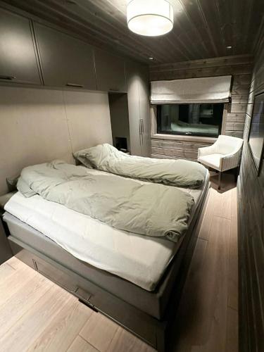 Postel nebo postele na pokoji v ubytování Unique Cabin With Spa And Ski In-Ski Out