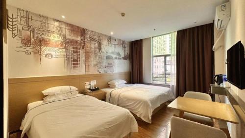 a hotel room with two beds and a table and chairs at City Comfort Inn Zhuhai Qinglv Middle Road Riyuebei Grand Theater in Zhuhai