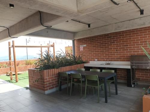 Balkón nebo terasa v ubytování Urban One Bedroom Apartment zone 10 with parking and balcony