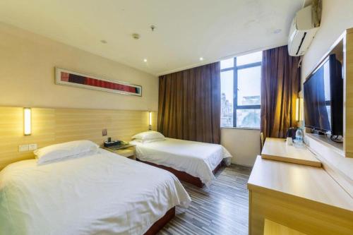 Giường trong phòng chung tại City Comfort Inn Zhanjiang Xuwen Port Wharf Chengdong