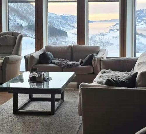 Ruang duduk di Sunny Cabin With Fjord Views In Redal