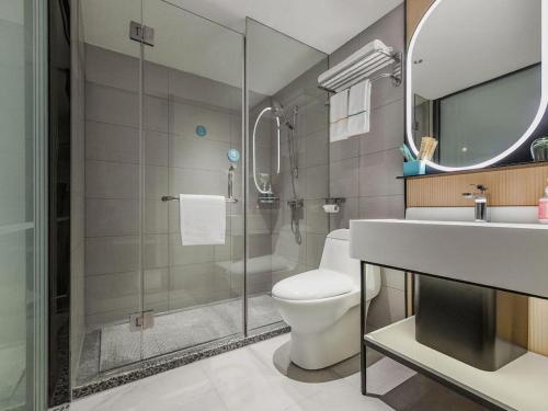 une salle de bain avec toilettes, lavabo et douche dans l'établissement City Comfort Inn Chongqing Shiqiao Plaza Metro Station, à Sha-p'ing-pa