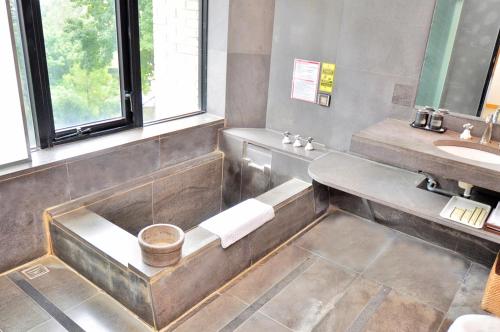 台北的住宿－北投春天酒店，带浴缸和盥洗盆的浴室