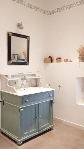une salle de bain avec un lavabo bleu et un miroir dans l'établissement Provencal Farmhouse With Mont Ventoux Views, à Carpentras